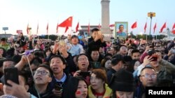 资料照:北京天安门广场观看升旗仪式的人群。(2018年10月1日)