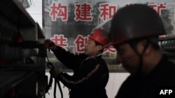 资料照片:工人们走出要在这一年彻底关闭的位于北京西边的门头沟大台煤矿。(2020年1月8日)