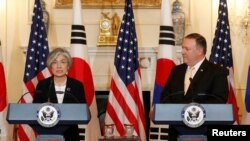 美国国务卿蓬佩奥和韩国外长康京和在华盛顿美国国务院会晤后联合举行记者会。(2018年5月11日)