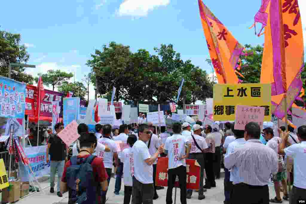 支持和反对政改的民众在立法会外集会造势 (博讯/美国之音图片 )