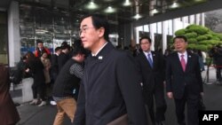 韩国统一部长官赵明均2018年3月29日前往板门店(法新社)