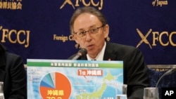 资料照片:冲绳县知事玉城丹尼在东京记者会上展示驻日美军的情况(2019年3月1日)