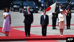 (由左至右)第一夫人梅拉妮亚、特朗普总统、的人天皇和雅子皇后2019年5月27日在东京皇宫欢迎特朗普总统访问的仪式上。