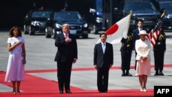 (由左至右)第一夫人梅拉妮亚、特朗普总统、的人天皇、雅子皇后2019年5月27日在东京皇宫的欢迎仪式上。