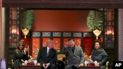 美国总统川普(中左)和第一夫人梅拉尼亚(左)与中国国家主席习近平(中右)与夫人彭丽媛(右)在北京故宫观看京剧。 (2017年11月8日)