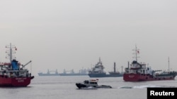 执行黑海谷物倡议的商船正在黑海等待穿越博斯普鲁斯海峡。(2022年10月31日)