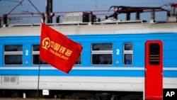 资料照片:一面中国铁路旗帜竖立在贝尔格莱德重建布加勒斯特-贝尔格莱德的铁路线的工地现场。(2017年11月28日)
