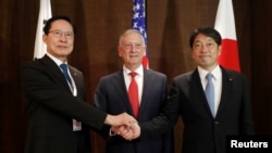 (由左至右)韩国国防部长宋永武、美国国防部长马蒂斯和日本防卫大臣小野寺2018年6月3号在新加坡的香格里拉对话期间举行三方会谈