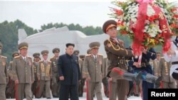 朝鲜中央通讯社发布的图片显示朝鲜领导人金正恩参加纪念朝鲜战争结束62周年的活动(2015年7月28日)金正恩赞扬了为朝鲜打仗的中国军人。