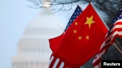 资料照:以美国国会大厦为背景的美中国旗