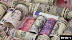 资料照 - 人民币(中间红色)及世界主要货币,左起:英镑(British pound)、美元(U.S. dollar)、港币(Hong Kong dollar)和日元(Japanese yen)。