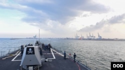 美国的阿利·伯克級导弹驅逐艦记德号抵达印度外海,准备参加2017年马拉巴尔军演。参与这项系列演习的还包括印度海军以及日本自卫队。