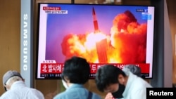 韩国首尔民众在观看电视新闻播放朝鲜试射弹道导弹的报道。(2021年9月15日)