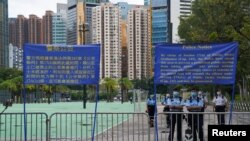 八九六四32周年之际,香港警察在维多利亚公园外设置路障并在旁站岗。(2021年6月4日)