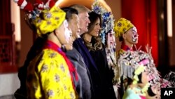 美国的唐纳德·川普总统和第一夫人梅拉尼亚,中国国家主席习近平和夫人彭丽媛在北京紫禁城观赏京剧,和演员合影(2017年11月8日)。