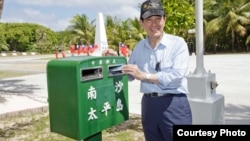 台湾总统马英九在太平岛投递明信片。(资料照)