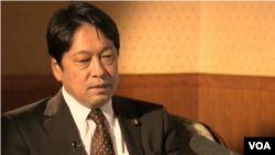 日本防卫大臣小野寺五典2013年2月12日接受美国之音专访(资料图片)