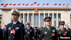中国全国人大会年会开幕前参加会前会议的军队代表离开北京人大会堂。(2019年3月4日)