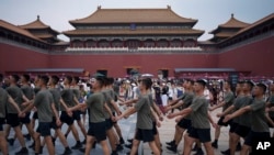 中国武警士兵列队走过北京故宫。(2024年7月21日)