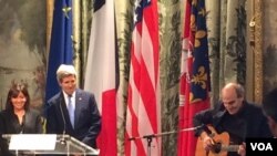 2015年1月16日,美国国务卿约翰•克里和巴黎市长安•伊达戈尔在巴黎市政厅听美国歌手詹姆斯•泰勒演唱歌曲。(美国之音多金斯拍摄)