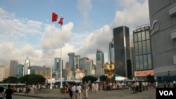 香港商业区飘扬着中国国旗(美国之音方远拍摄)