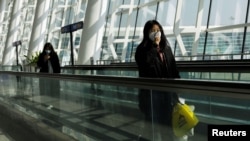2021 年 1 月 2 日中国湖北省武汉市爆发冠状病毒病 (COVID-19) 后,旅客在武汉天河国际机场使用手机。
