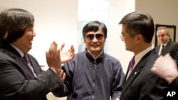 5月2号,中国盲人维权人士陈光诚(中)在离开美国驻中国大使馆之前和骆家辉(右)、美国国务院法律顾问高洪柱(左)交谈