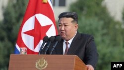 这张拍摄于2024年10月7日并由官方的朝中社在10月8日公布的照片显示,朝鲜领导人金正恩在金日成综合国防大学建校60周年之际在该校发表讲话。