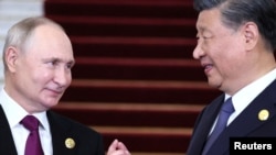 俄罗斯总统普京与中国国家主席习近平交谈。(资料照2023年10月17日)
