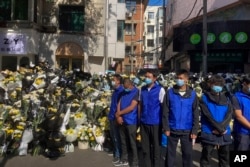 李克强家乡合肥的当局派出大批蓝衣人在民众自发鲜花现场监视。(2023年11月2日安徽省)
