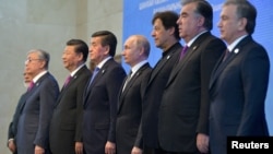 2019年6月14日中国领导人习近平(右六)在吉尔吉斯斯坦首都比什凯克与出席上海经合组织峰会的其他国家领导人合影。