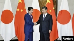 中国国家主席习近平在北京钓鱼台国宾馆会晤到访的日本首相安倍晋三。(2018年10月26日)