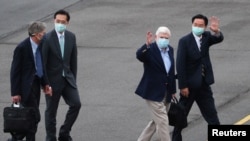 美国前参议员多德(右二)等一行人在抵达台湾时受到台湾交部长吴钊燮(右)等台湾官员的欢迎。(2021年4月14日)