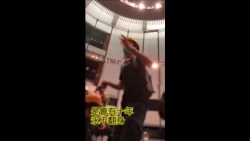 示威者梁继平7 月1 日晚占领立法会议事厅发表宣言。 (视频来源:脸书 Marcus Lau) 示威者梁继平7 月1 日晚占领立法会议事厅发表宣言。 (视频来源:脸书 Marcus Lau)