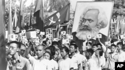 文革初期,中国青年挥舞毛主席语录,抬着马克思像游行(1966年9月14日)