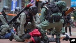 香港防暴警察在铜锣湾街道上逮捕抗议港版国安法的示威者。(2020年5月24日)