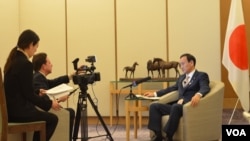 日本内阁官房长官菅义伟在东京接受美国之音记者赫尔曼专访(2013年2月4日)