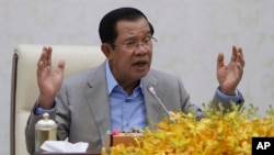 柬埔寨总理洪森在金边就中国目前的新冠病毒疫情发表讲话。(2020年1月30日)
