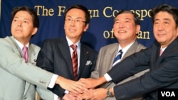 日本自民党首相参选人中的四位2012年9月19日联手合影,右一为前首相安倍晋三(美国之音赫尔曼拍摄)