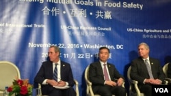 美贸易代表弗罗曼(左)、中国副总理汪洋(中)与美农业部长维尔萨克出席美中农业食品伙伴关系研讨会(2016年11月22日,美国之音莉雅拍摄)