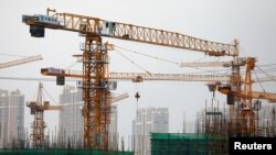 北京一处建筑工地的吊塔 (2020年7月16日)