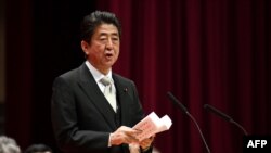日本首相安倍晋三在日本一所国防学院的毕业典礼上讲话。(2018年3月18日)