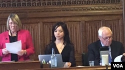 英国保守党人权委员会主席布鲁斯(左) ,林耶凡(中)和前香港总督彭定康( 右) (2016年6月28日,美国之音江静玲拍攝)