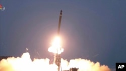 Архівний відеокадр державного мовника KRT Північної Кореї, який стверджує, що це зображення запуску балістичної ракети з невідомого місця в Північній Кореї 20 лютого 2023 року.