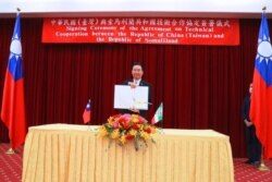 台湾外交部长吴钊燮以视频方式签署索台两国政府技术合作协定。(图片来自台湾外交部)