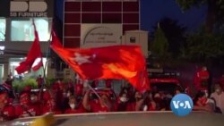 အောင်ပွဲခံနေတဲ့ NLD ထောက်ခံသူများ အောင်ပွဲခံနေတဲ့ NLD ထောက်ခံသူများ