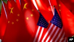 资料照片:美国国旗和中国国旗。