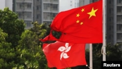 在香港黄大仙区飘扬的一面中国国旗在反送中示威中被烧毁一角。(2019年10月13日)