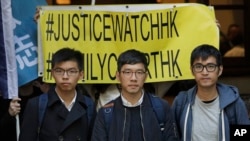 (左起)香港活动人士黄之锋、罗冠聪和周永康走出香港终审法院(2018年1月16日)。他们正在做最后一次努力,争取推翻法庭的判刑。