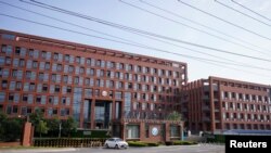 资料照片:中国武汉病毒研究所的大门(2020年5月15日摄)